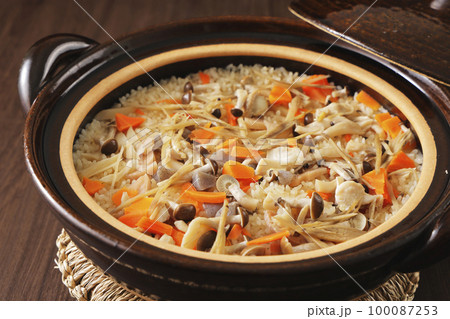 土鍋で炊いた五目炊き込みごはん 100087253