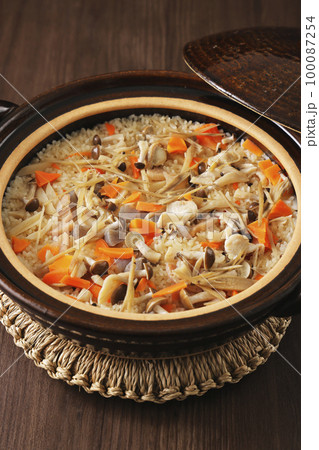 土鍋で炊いた五目炊き込みごはん 土鍋で炊いた五目炊き込みごはん 100087254