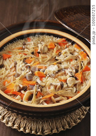 土鍋で炊いた五目炊き込みごはん 100087255