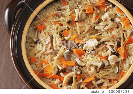 土鍋で炊いた五目炊き込みごはん 100087258