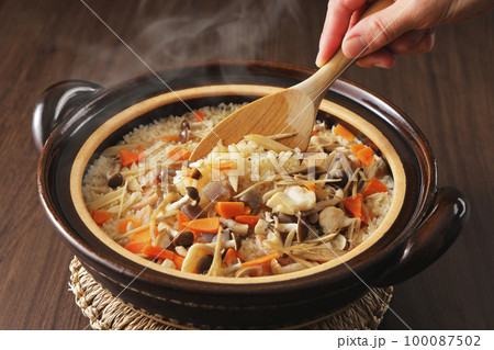 しゃもじで混ぜた五目炊き込みご飯 100087502