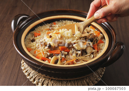 しゃもじで混ぜた五目炊き込みご飯 100087503