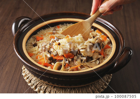 しゃもじで混ぜた五目炊き込みご飯 しゃもじで混ぜた五目炊き込みご飯 100087505