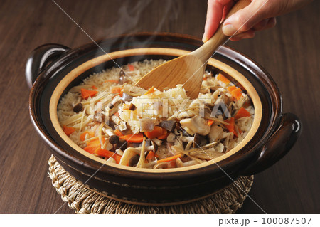 しゃもじで混ぜた五目炊き込みご飯 100087507