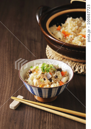 茶碗に盛り付けた五目炊き込みごはん 茶碗に盛り付けた五目炊き込みごはん 100087723