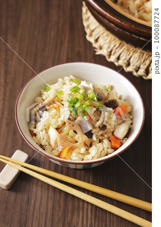 茶碗に盛り付けた五目炊き込みごはん 茶碗に盛り付けた五目炊き込みごはん 100087724