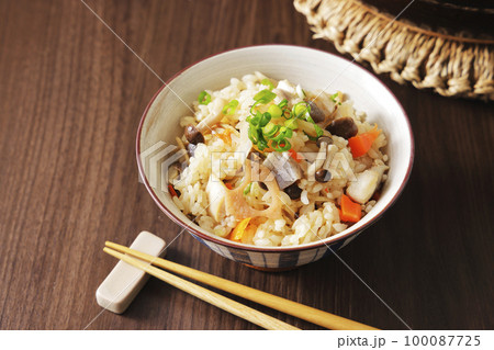 茶碗に盛り付けた五目炊き込みごはん 100087725