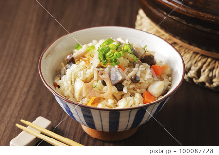 茶碗に盛り付けた五目炊き込みごはん 100087728