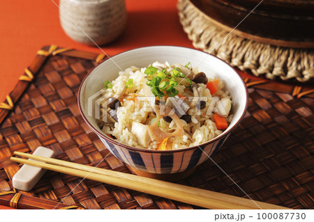 茶碗に盛り付けた五目炊き込みごはん 茶碗に盛り付けた五目炊き込みごはん 100087730