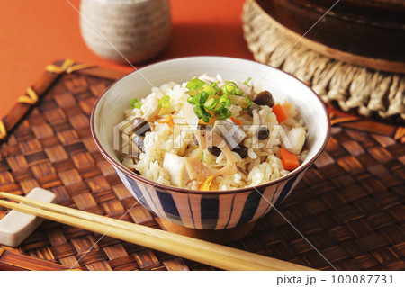茶碗に盛り付けた五目炊き込みごはん 100087731