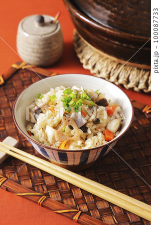 茶碗に盛り付けた五目炊き込みごはん 100087733