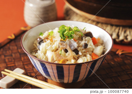 茶碗に盛り付けた五目炊き込みごはん 茶碗に盛り付けた五目炊き込みごはん 100087740