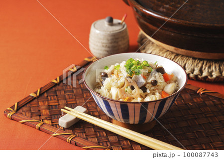 茶碗に盛り付けた五目炊き込みごはん 100087743