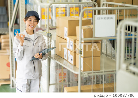 物流システム導入し効率化に成功した女性 物流システム導入し効率化に成功した女性 100087786