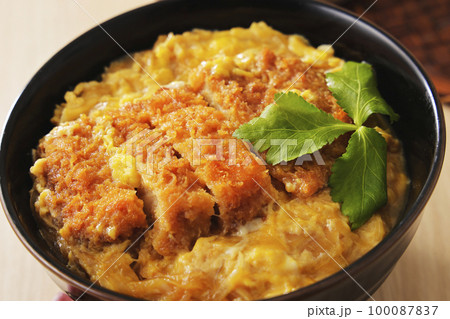 みつばを添えた豚ロースのカツ丼 100087837