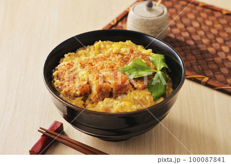 みつばを添えた豚ロースのカツ丼 100087841