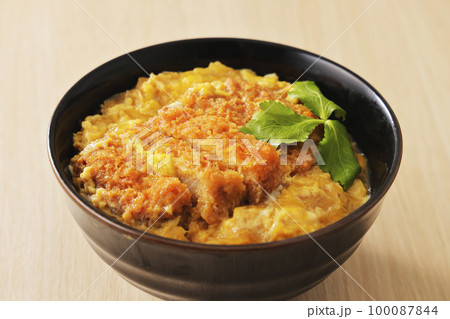 みつばを添えた豚ロースのカツ丼 みつばを添えた豚ロースのカツ丼 100087844