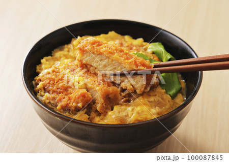 みつばを添えた豚ロースのカツ丼 100087845