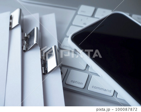 書類、スマホ、パソコンのビジネスイメージ 書類、スマホ、パソコンのビジネスイメージ 100087872