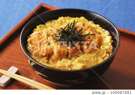 刻み海苔を乗せた豚ロースかつ丼 100087881