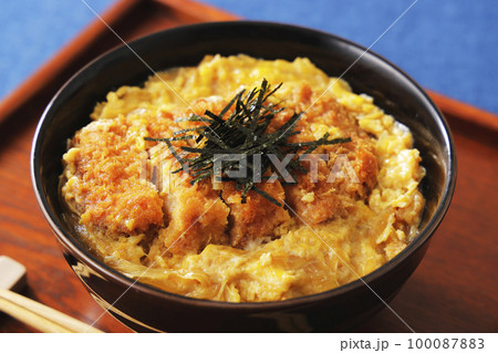 刻み海苔を乗せた豚ロースかつ丼 刻み海苔を乗せた豚ロースかつ丼 100087883