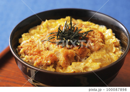 刻み海苔を乗せた豚ロースかつ丼 100087898