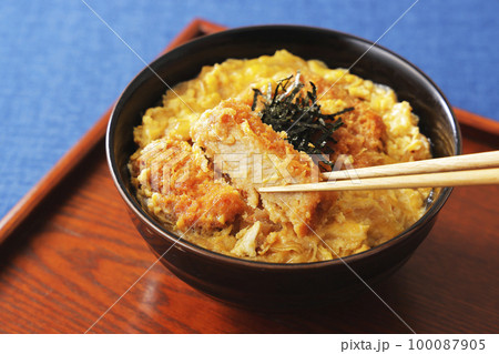 刻み海苔を乗せた豚ロースかつ丼 刻み海苔を乗せた豚ロースかつ丼 100087905