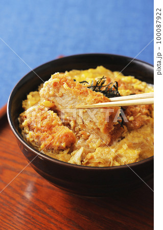 きざみ海苔をかけた豚ロースかつ丼 100087922