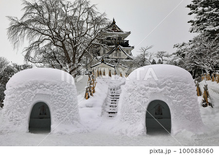 秋田県横手市のかまくら祭り　雪景色のかまくらと横手城 100088060