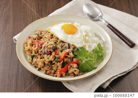 目玉焼きを乗せたガパオライス 100088147