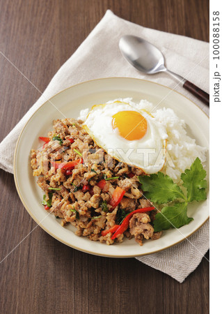 目玉焼きを乗せたガパオライス 目玉焼きを乗せたガパオライス 100088158