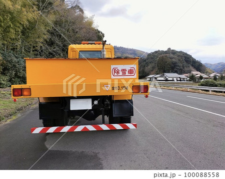 待機中の除雪車 100088558