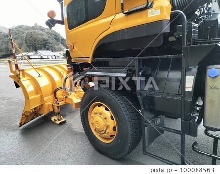 待機中の除雪車 100088563