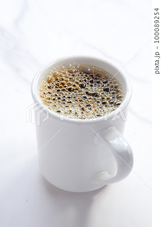 淹れたてのコーヒーが入ったマグカップ 100089254