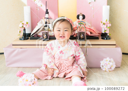 初節句　笑顔の赤ちゃん　ひな祭り 100089272