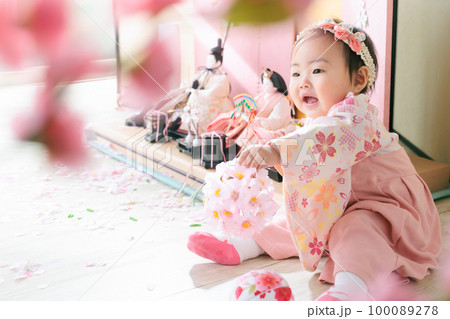 初節句　笑顔の赤ちゃん　ひな祭り 100089278