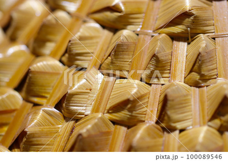 バナナの葉をピラミッド型に編んだ独特の東南アジアの民族笠のテクスチャー（マクロ切磋撮影） 100089546