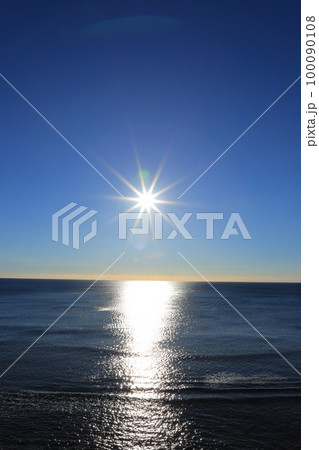 房総半島の青い空と海 100090108