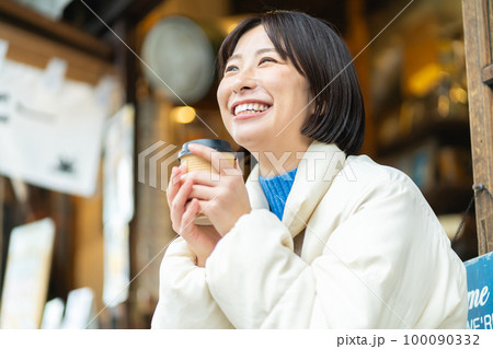 女性、旅行、飲み物、観光、ティータイム、一人旅、笑顔、記念写真、旅行ガイド、カフェ、撮影、日本家屋 女性、旅行、飲み物、観光、ティータイム、一人旅、笑顔、記念写真、旅行ガイド、カフェ、撮影、日本家屋 100090332