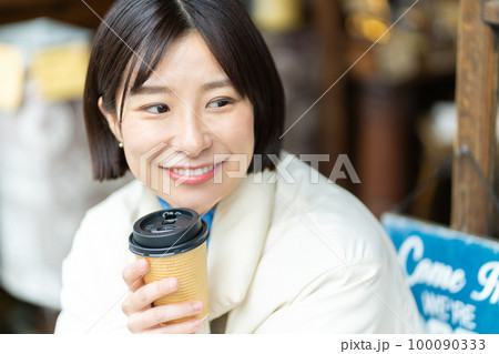 女性、旅行、飲み物、観光、ティータイム、一人旅、笑顔、記念写真、旅行ガイド、カフェ、撮影、日本家屋 100090333