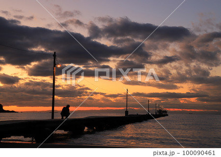 房総半島の原岡海岸と原岡桟橋と夕日 100090461
