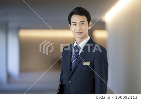 30代のビジネスマン　カメラ目線　フロントスタッフ　コンシェルジュ　イメージ 100092113