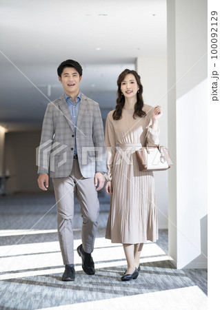 笑顔で歩く30代のカップル  撮影協力「LINK FOREST」 笑顔で歩く30代のカップル  撮影協力「LINK FOREST」 100092129