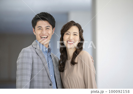 笑顔の30代のカップル　カメラ目線　ポートレート　撮影協力「LINK FOREST」 100092158