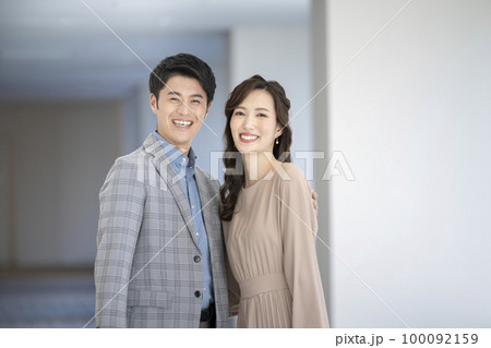 笑顔の30代のカップル カメラ目線 ポートレート 撮影協力「LINK FOREST」 笑顔の30代のカップル カメラ目線 ポートレート 撮影協力「LINK FOREST」 100092159