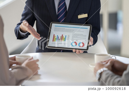 タブレットを持った営業マンの手元　撮影協力『LINK FOREST』 100092618