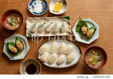 寒平目の握りと、ひきわり納豆の軍艦巻き 100093100