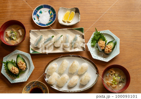 寒平目の握りと、ひきわり納豆の軍艦巻き 寒平目の握りと、ひきわり納豆の軍艦巻き 100093101