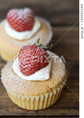 米粉を使ったグルテンフリーのイチゴをのせたカップシフォン 100093284