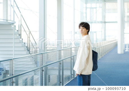 大学構内を歩く男子大学生 100093710